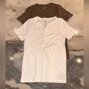 GAP 2 Pack Size Medium Modern Short Sleeve Ribbed Henley Tees in White and Brown